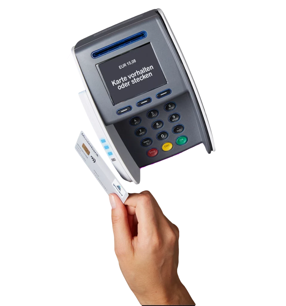 Zahlungsterminal mit Anzeige für Kartenzahlungen und einer Hand, die eine Kreditkarte zum Bezahlen hält.