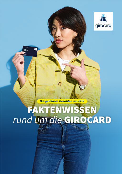 Frau in gelber Jacke hält eine Girocard in der Hand und zeigt auf sie, während sie vor einem blauen Hintergrund steht. Text auf dem Bild informiert über bargeldloses Bezahlen am POS und bietet Fakten zur Girocard.