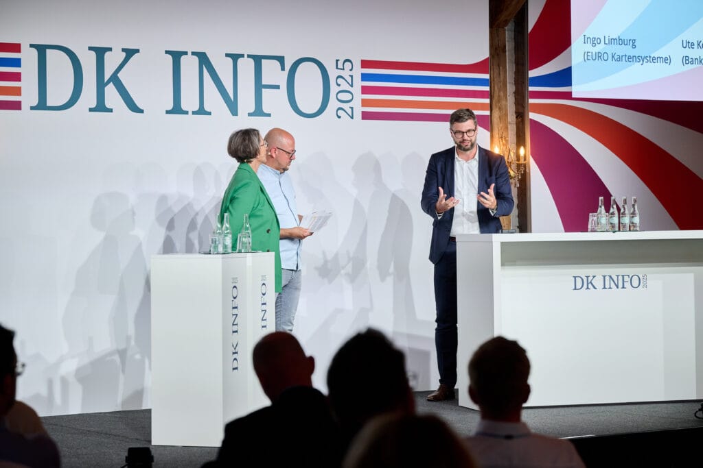 Podiumsdiskussion bei der DK INFO 2025: Ingo Limburg von EURO Kartensysteme und Ute Kühl im Gespräch über digitale Innovationen in der Finanzbranche.
